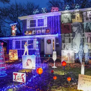 Photo of Taylor Swift-Themed Christmas House Returns, Bigger and Brighter Than Ever!