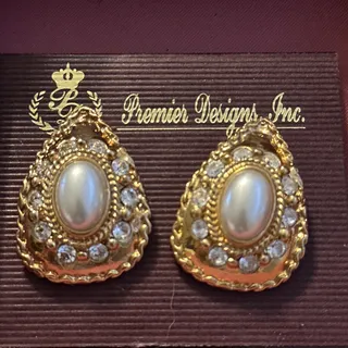 Photo of Elegant 80s Couture Faux Pearl Cabochon Teardrop Mogul-Style Gold Clip Earrings