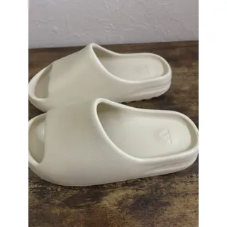 Photo of Men’s Size 8 Yeezy Bone Slide