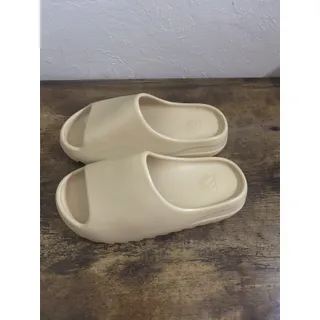 Photo of Men’s Size 6 Adidas Yeezy Desert Sand Slide