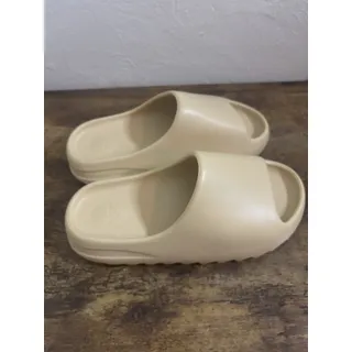 Photo of Men’s Size 4 Adidas Yeezy Desert Sand Slide