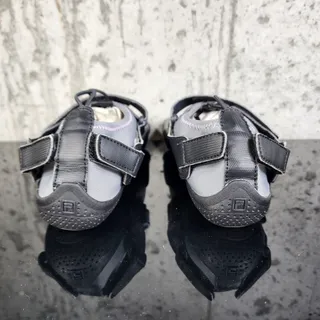 Photo of Fila Skeletoes Women's Size 7 Grey Minimalist Barefoot Toe Shoes Preowned
