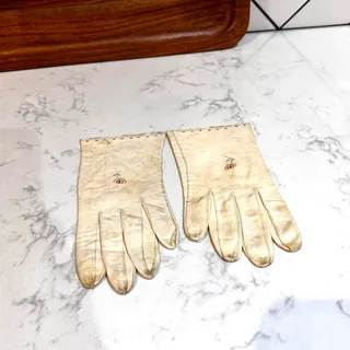 Photo of Smart Set white leather dress gloves with embroidered flower s/m 1950s washable