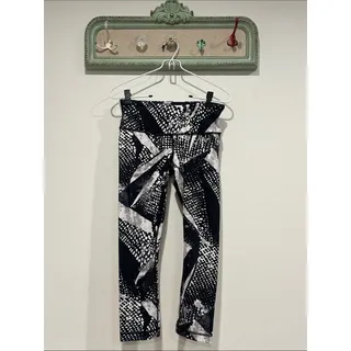 Photo of lululemon athletica Black & White Abstract Art to wear Print Leggings cropped 4
