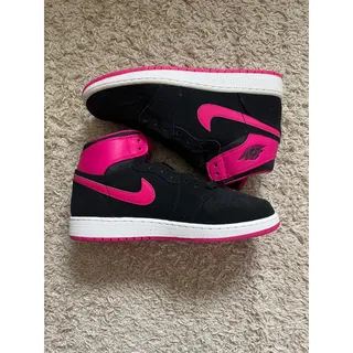 Photo of Nike Air Jordan 1 Retro High Vivid Pink Size 6 Youth - Authentic