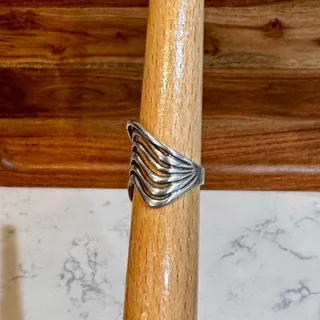 Photo of vintage modernist multi-band wavy ring crafted from 925 sterling silver sz 7 90s