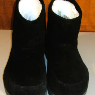 Photo of Women's Black Faux Suede Ankle Boots Size 7 White Sherpa Lined Chunky Lug Sole