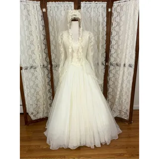Photo of Beautiful Vintage 1970s Wedding Gown & Cathedral Veil