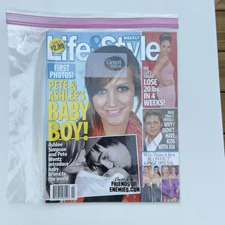 Photo of Life & Style Weekly Magazine Jan. 12 2009 - Pete & Ashlee - JLO - Brad
