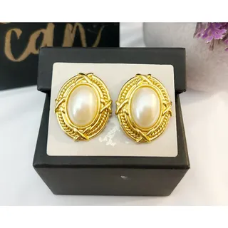 Photo of VINTAGE Fashion Costume Jewelry Pearl Gold Stud Earrings 