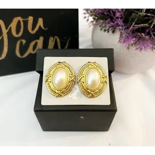 Photo of VINTAGE Fashion Costume Jewelry Pearl Gold Stud Earrings 