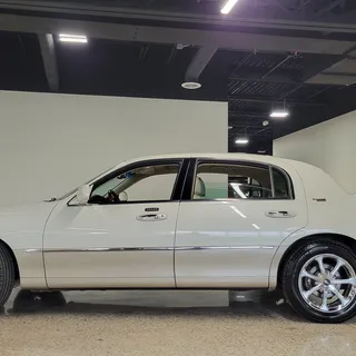 Photo of 2005 Lincoln Town Car