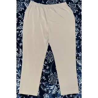 Photo of NWOT! LL Bean Women's Perfect Fit Pants, Original Tapered-Leg