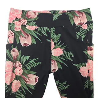 Photo of Simple Addiction | Black Leggings w/Roses & Pockets | Size Curvy (16-20)