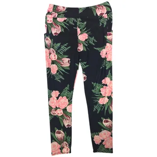 Photo of Simple Addiction | Black Leggings w/Roses & Pockets | Size Curvy (16-20)